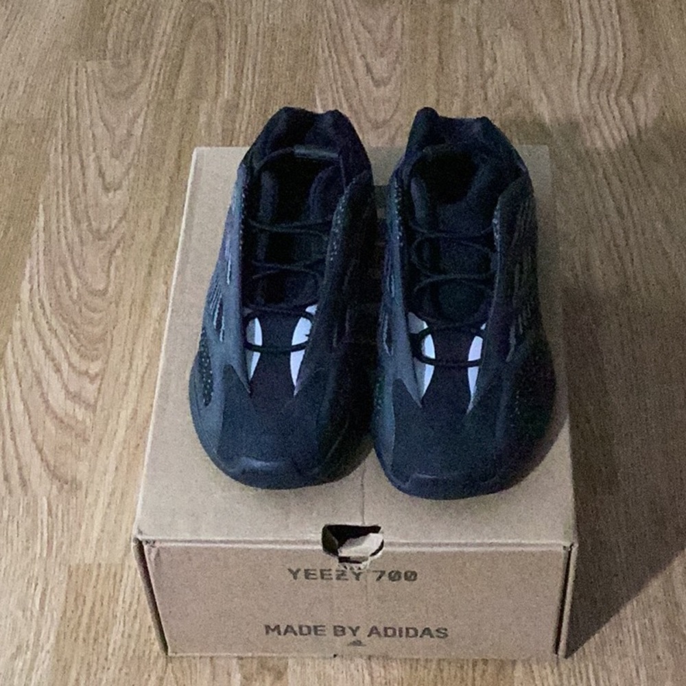 Yeezy 700 V3